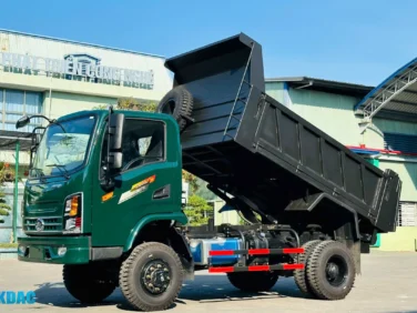 Xe ben Chiến Thắng 7 tấn 2 cầu dầu thùng 5 khối hoạt động trên công trình xây dựng.