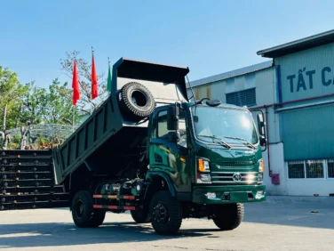 Xe ben Chiến Thắng 7 tấn 2 cầu dầu thùng 5 khối hoạt động trên công trình xây dựng.